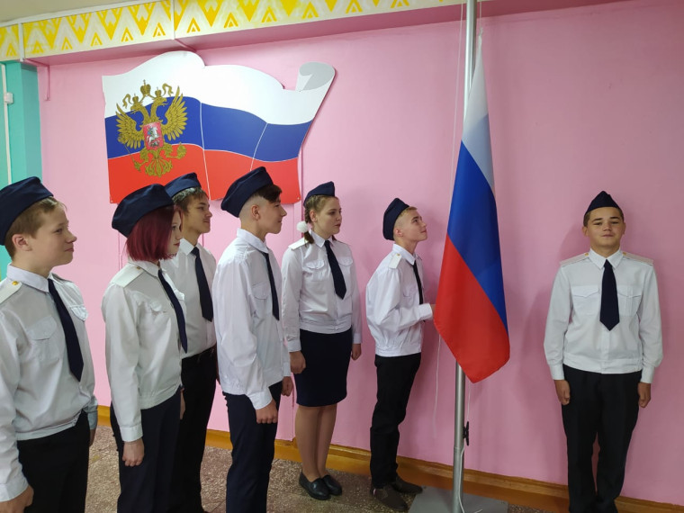 Торжественное мероприятие по поднятию Российского Государственного флага и Государственного флага Республики Коми.